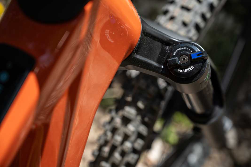 Alle Bonero Plus Modelle kommen mit Lyrik-Gabeln von Rockshox. Hier die Lyrik Select mit Charger-Dämpfung.