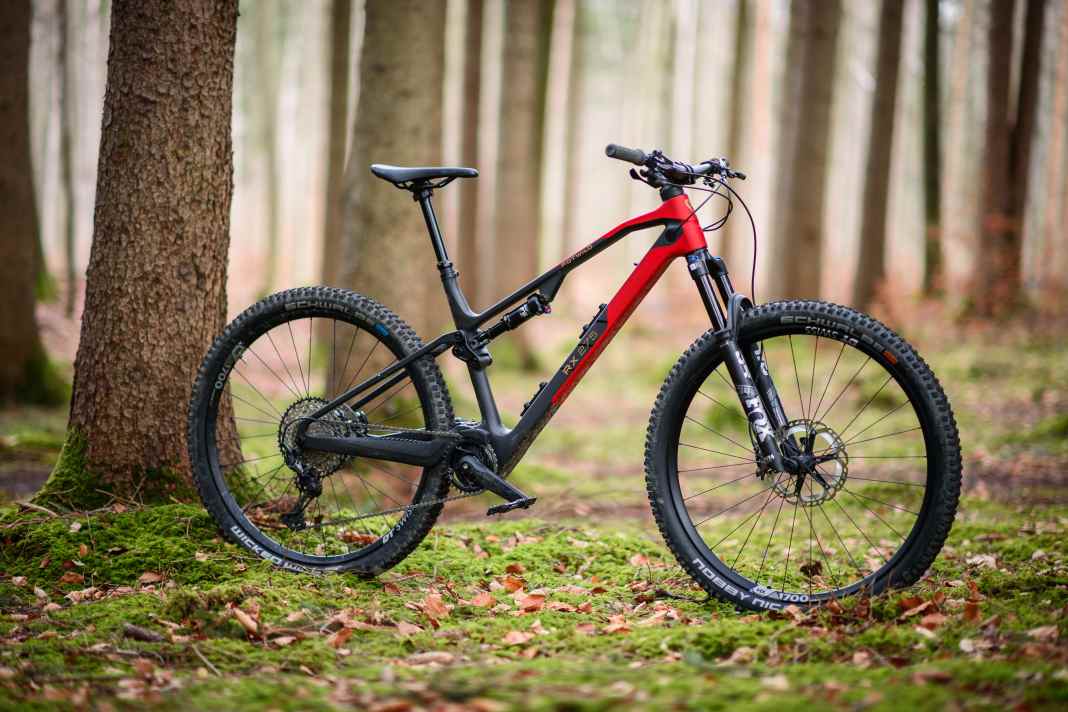 Wo ist das E-Bike? Eine dermaßen schlanke Silhouette hatte ein E-Mountainbike noch nie! Rotwilds R.X 275 macht´s möglich.