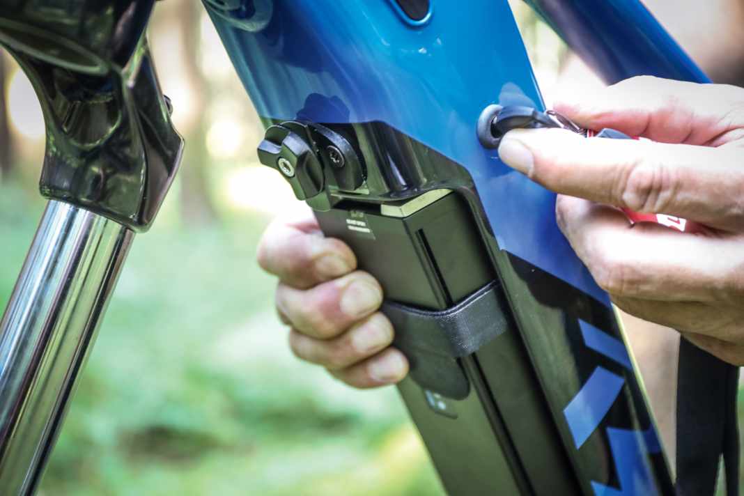 Akkus: Bis auf Canyon und Trek entscheiden sich alle Hersteller für entnehmbare Akkus. In der Regel wird die Batterie nach vorne aus dem Unterrohr entnommen (Ausnahme Bionicon). Bei R Raymon (Bild) ließ sich der Akku nur schwer arretieren.