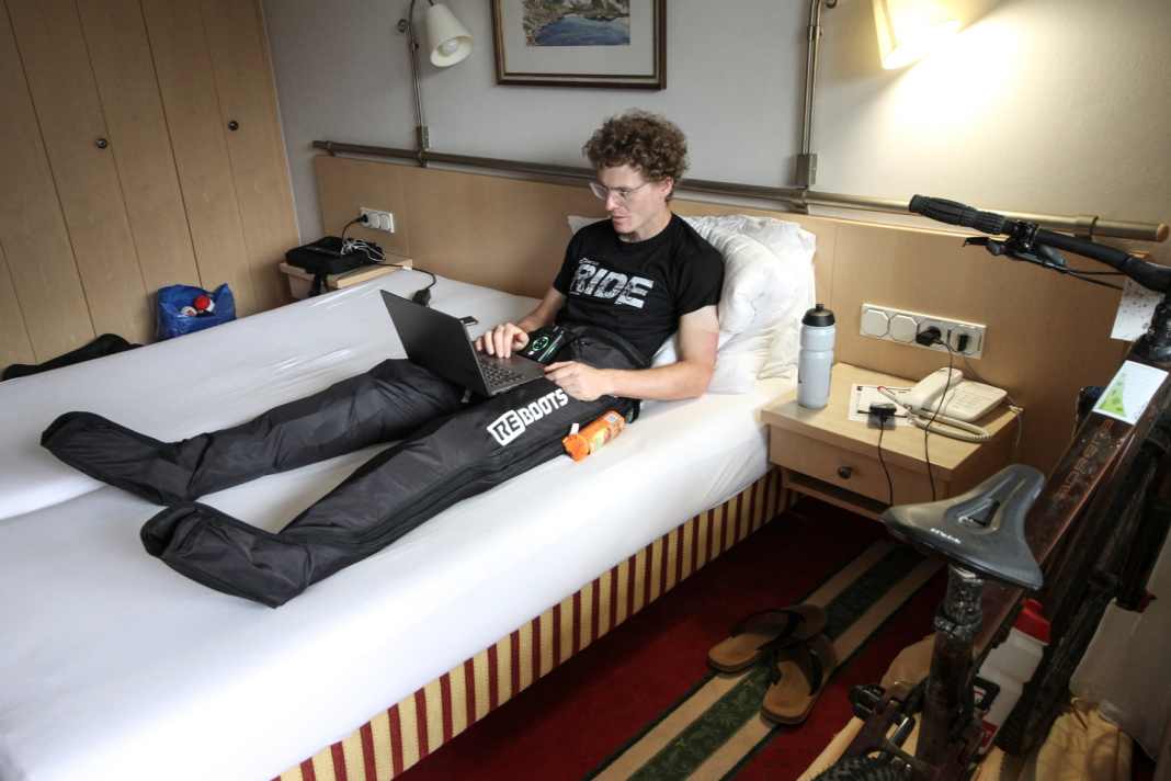 Die Reboots Go X beim Einsatz im Hotelzimmer eines Etappenrennens: Realistischer könnten die Testbedingungen kaum sein.