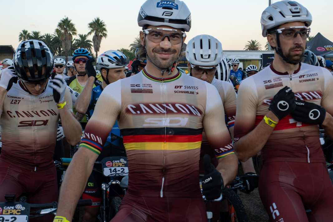 Andreas Seewald (mittig) und Marc Stutzmann (re.) wollen heute auf der 5. Etappe der Cape Epic wieder angreifen.
