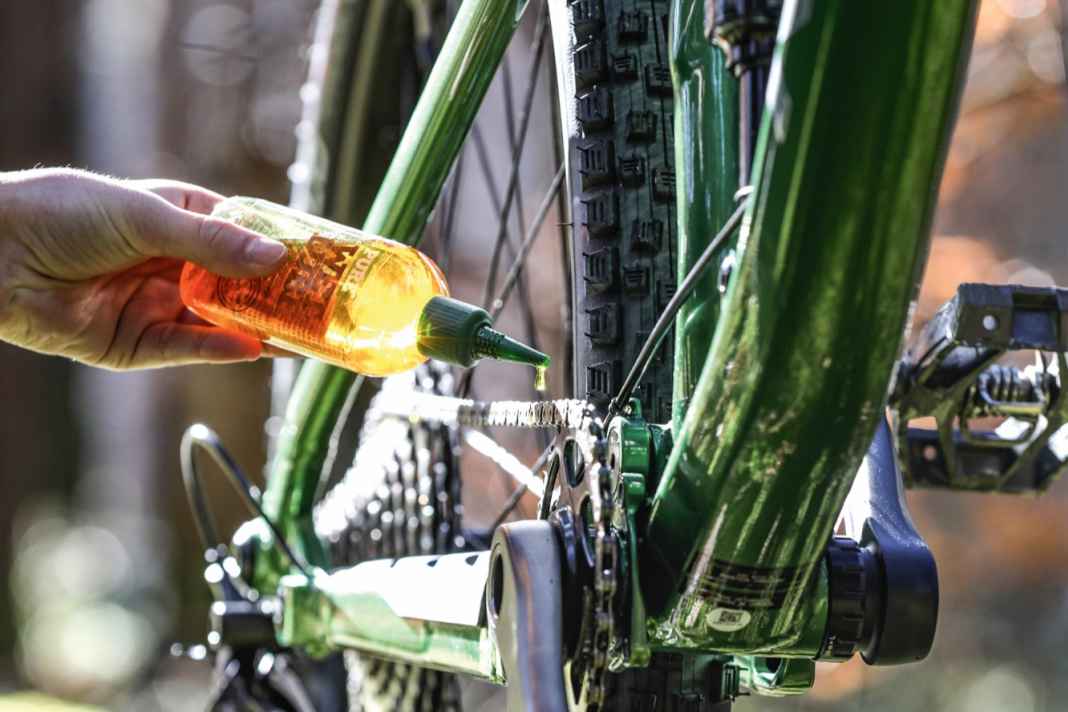 Ein Tropfen Erdöl kann  600 bis 1000 Liter  Wasser verunreinigen.  Wir Biker sollten daher umdenken und umweltfreundliche  Schmierstoffe für die  Fahrradkette verwenden.