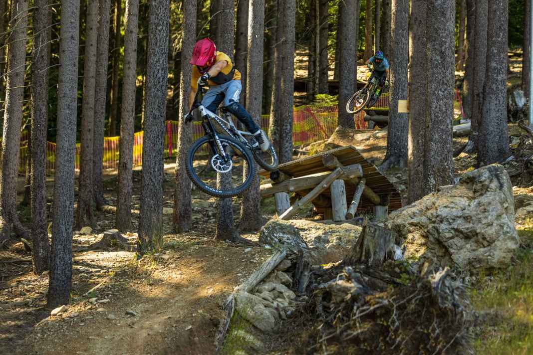 Playboys: Beide E-Freerider lechzen nach Stunts und Jumps. Das agile Propain erzeugt dabei den größeren Spaßfaktor.