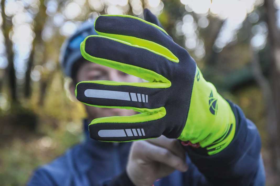 1. Winterhandschuhe sollte  man auf keinen Fall zu klein kaufen. Etwas Luft zwischen Haut und  Stoff isoliert und wärmt zusätzlich. 2. Ein langes Bündchen,  am besten mit Klettverschluss, schließt die Kältebrücke  zwischen Handschuh und Jacke. 3. Reflexstreifen und Neonfarben vermitteln schnell Baustellenoptik. Im Winter sind sie aber  unerlässlich für die eigene  Sicherheit.
