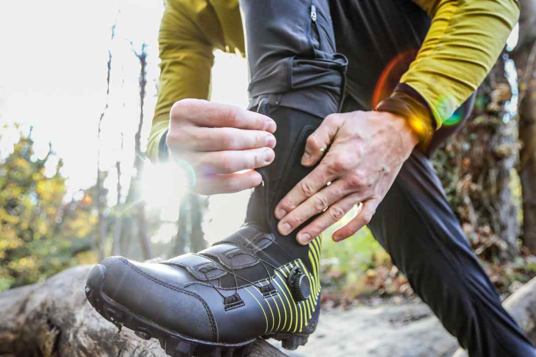 1. Griffiges Profil gehört zum  Winterschuh wie Glühwein auf den  Weihnachtsmarkt. Selbst Rennradfahrer setzen im Winter auf MTB-Modelle. 2. Ein hoher Schaft ist das  effektivste Mittel gegen feuchte Füße. Hose drüber,  und die Luke ist dicht. 3. Drehverschlüsse lassen  sich auch während der Fahrt gut  bedienen. Das erleichtert die  Balance zwischen mehr Durchblutung und festem Sitz.