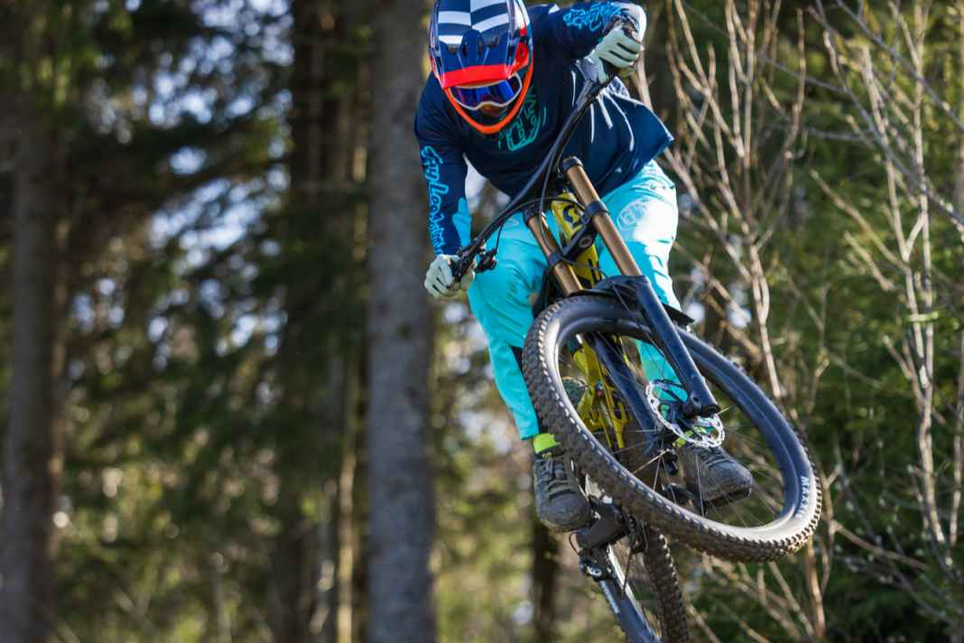Airtime inklusive: Dem leichten Scott reicht ein kleiner Impuls, schon segelt es durch die Luft. Das macht es zum agilen Parkbike.