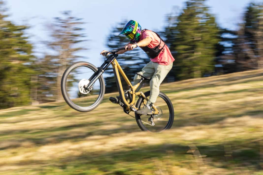 Spaßgarantie: Rose ist mit dem Scrub ein gutes Bigbike gelungen. Will man manualen, muss man allerdings kräftig ziehen.