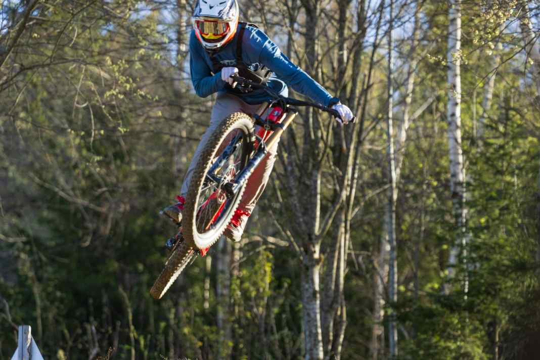Leichte Kost für das Santa Cruz V10: Bitte steiler, bitte schneller, bitte ruppiger! Das rassige Race-Bike aus Kalifornien zeigte sich auf  dem DH-Track am Geißkopf unterfordert.