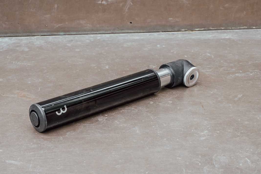 Die BBB SingleShot MTB Minipumpe ist der Winzling im Testfeld und passt in jede Trikottasche