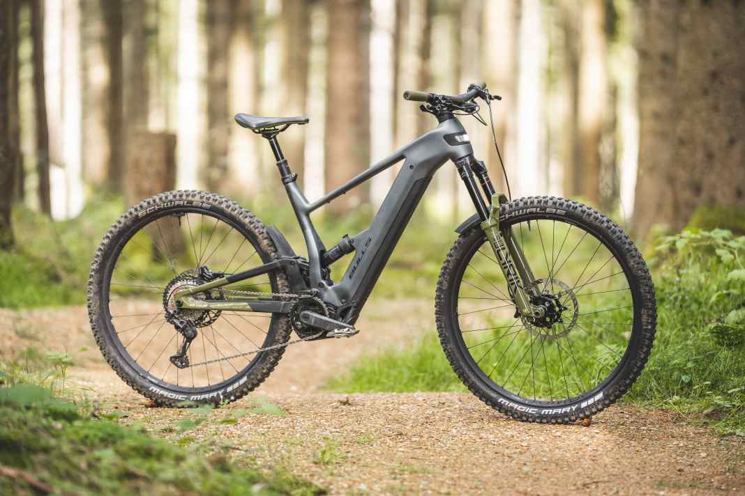 Das Copperhead Evo AM ist das neue Allround Fully von Bosch. Mit Carbon-Hauptrahmen steht es wertiger da, als der Vorgänger aus Alu.