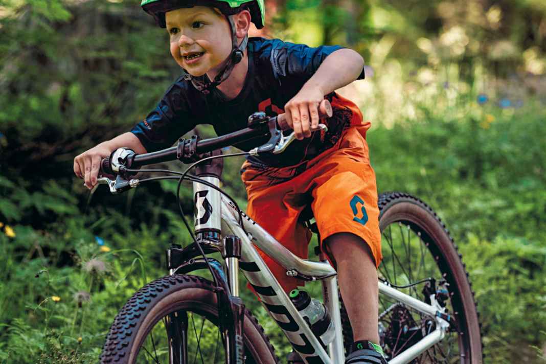 Geometrien nach dem 29er-Prinzip ermöglichen Kids schon früh den Umstieg auf größere Laufräder. Das erhöht die Fahrsicherheit und verbessert das Überrollverhalten im Gelände.