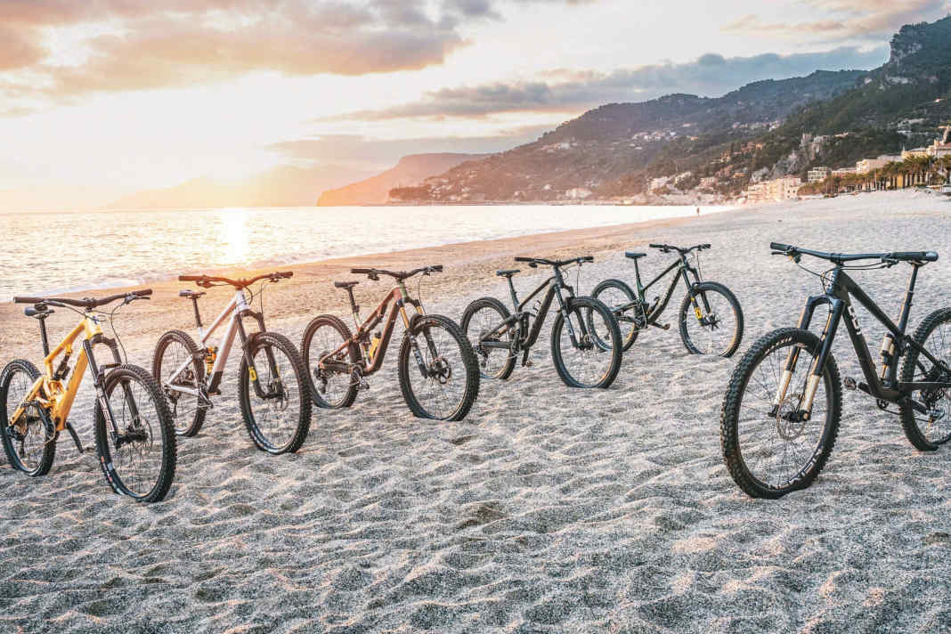 Die sechs begehrtesten Traum-Bikes der BIKE-Leser in Teil 1 unseres großen Tests: Deviate Claymore, Last Tarvo, Merida One-Forty 10k, Pole Vikkelä, Raaw Jibb, Trek Top Fiuel 9.8 GX AXS