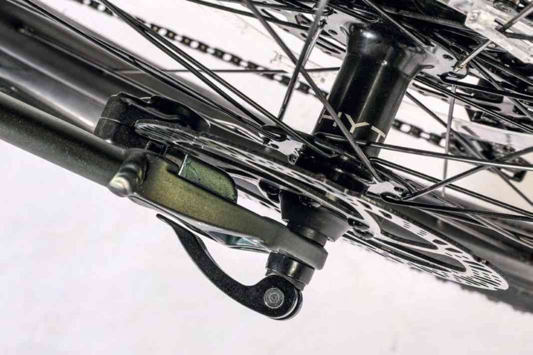 Fehlende Steckachsen: Schnellspanner sucht man mittlerweile an hochwertigen Bikes vergeblich. In unserer Testgruppe findet man sie vereinzelt wie an der Rockshox-Judy-Gabel im BH oder an Vorder- und Hinterrad im Whyte.