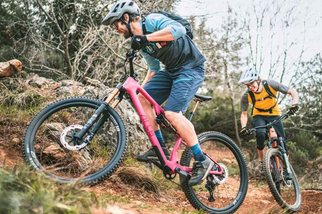 Auf der Wunschliste unserer Leser stehen Exoten und Kassenschlager - wir haben sechs weitere Traum-Bikes getestet. Im Bild: BIKE-Tester Stefan Loibl  auf dem Arc8 vor Thomas Weschta auf dem Evil.