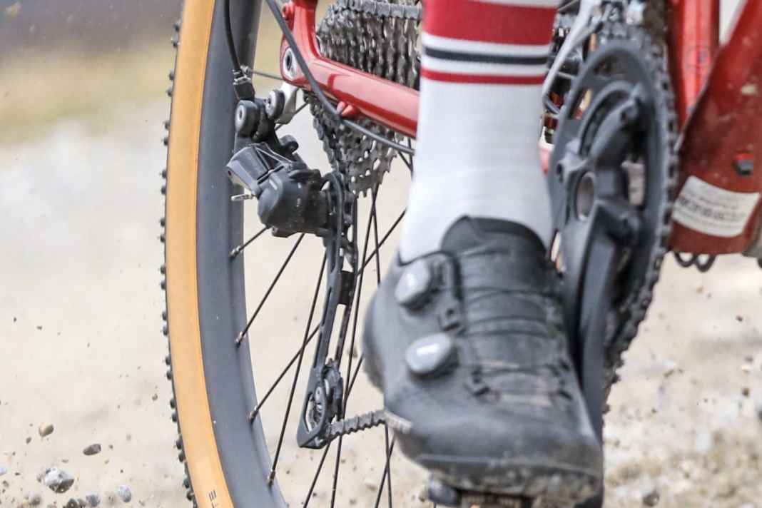 Schnell auf Asphalt und griffig im Gelände. Ein guter Gravel-Reifen muss auf vielen Untergründen performen.