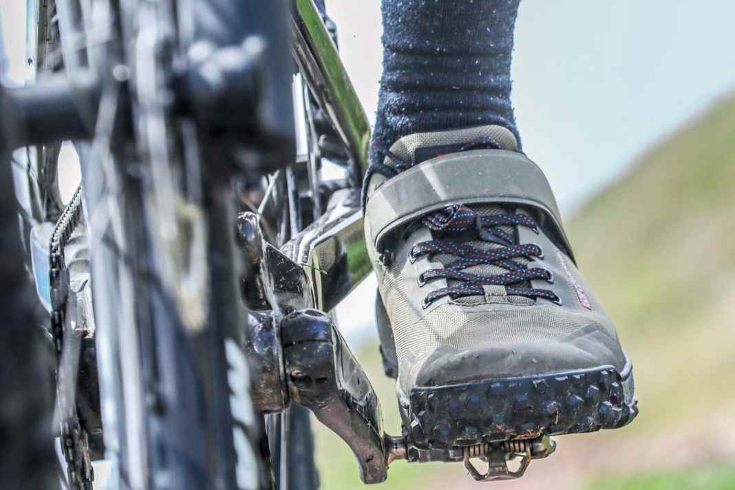 Die Kernkompetenzen von guten MTB-Schuhen: gute Kraftübertragung, Schutz vor Felskontakt, Grip und Komfort auf Schiebepassagen.