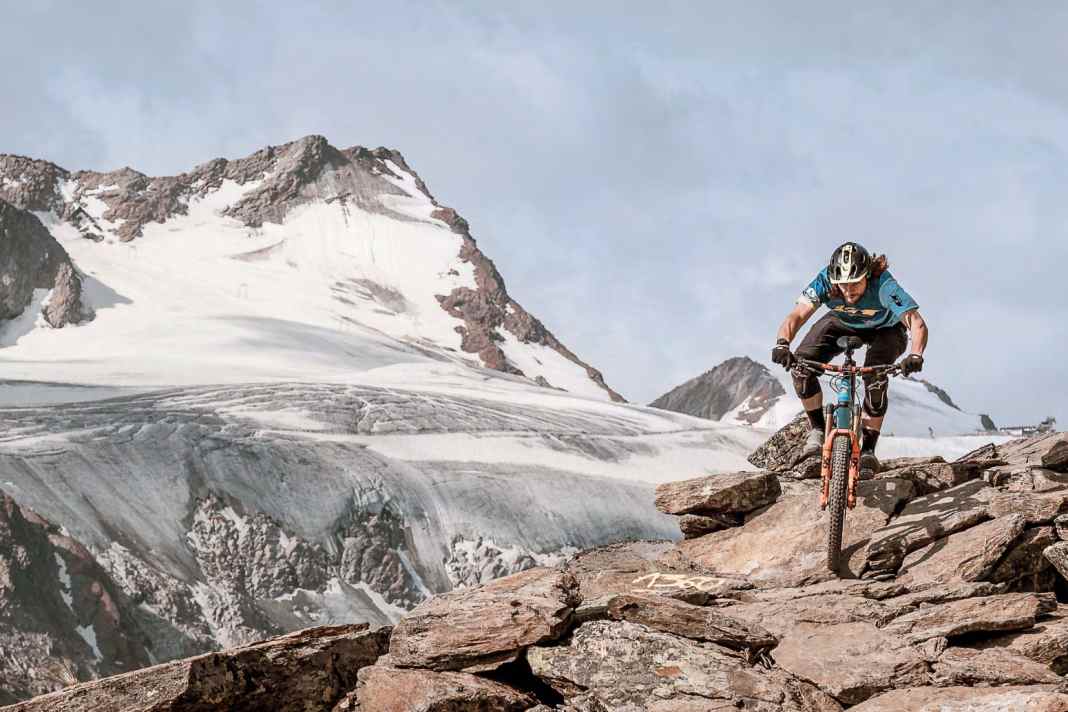 Biken fern der Parkstrecken. Hier steuert Bike-Promi Wyn Masters sein Enduro über Schieferplatten auf dem Long Trail Ferner in Sölden.