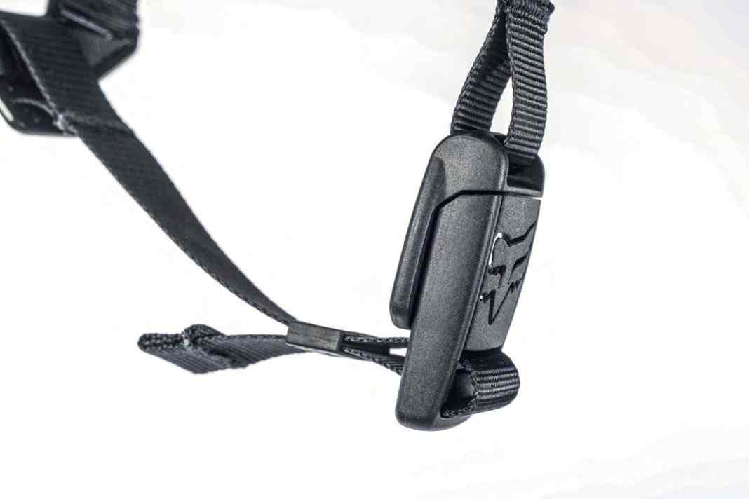Die Magnetschlösser von Fidlock sind besonders leicht auch einhändig zu öffnen und schließen bei Kontakt nahezu automatisch.