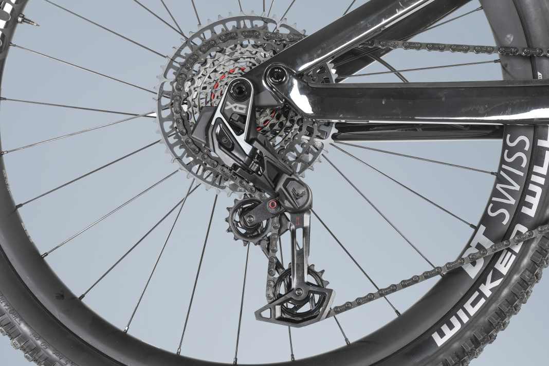 Am Canyon Neuron CF LTD für 5999 Euro wechselt eine Sram X0 Eagle AXS Transmission Schaltung die Gänge.