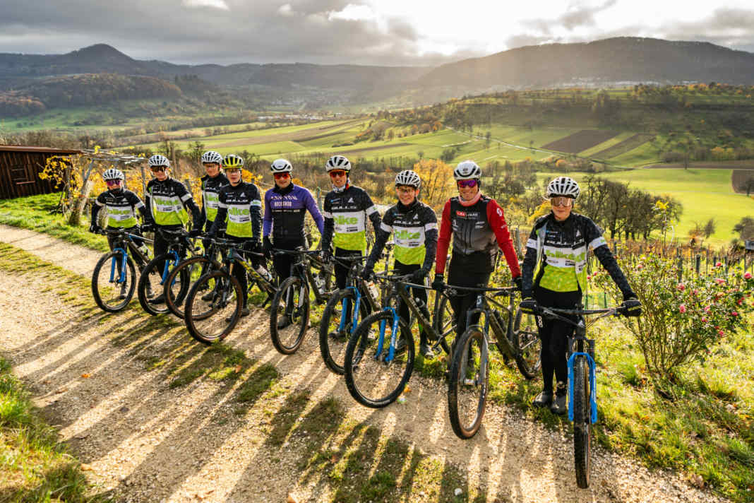 Die Schwäbishce Alb, das BIKE Junior Team und die zwei MTB-Profis Luca Schwarzbauer und Max Brandl auf einem Bild.
