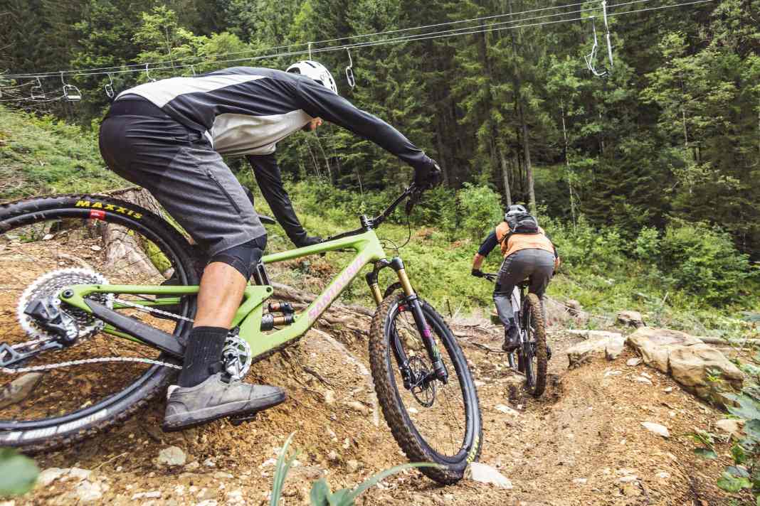 Testarbeit im Bikepark Oberammergau. Rasante Downhills stehen für die beiden Test-Duellanten genauso auf dem Programm wie Sprünge.