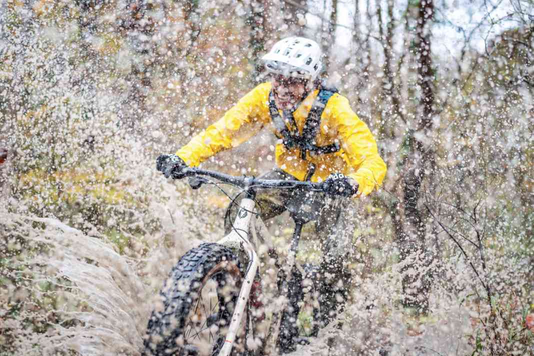 Durchnässte Trails, Schlamm und eisige  Temperaturen: Wer in den Wintermonaten sein  teures Mountainbike schonen möchte, hat zwei Optionen:  ein günstiges Winter-Bike oder ein widerstandsfähiges Sorglos-Rad. BIKE zeigt vier robuste Modelle  im Labor- und Praxistest.