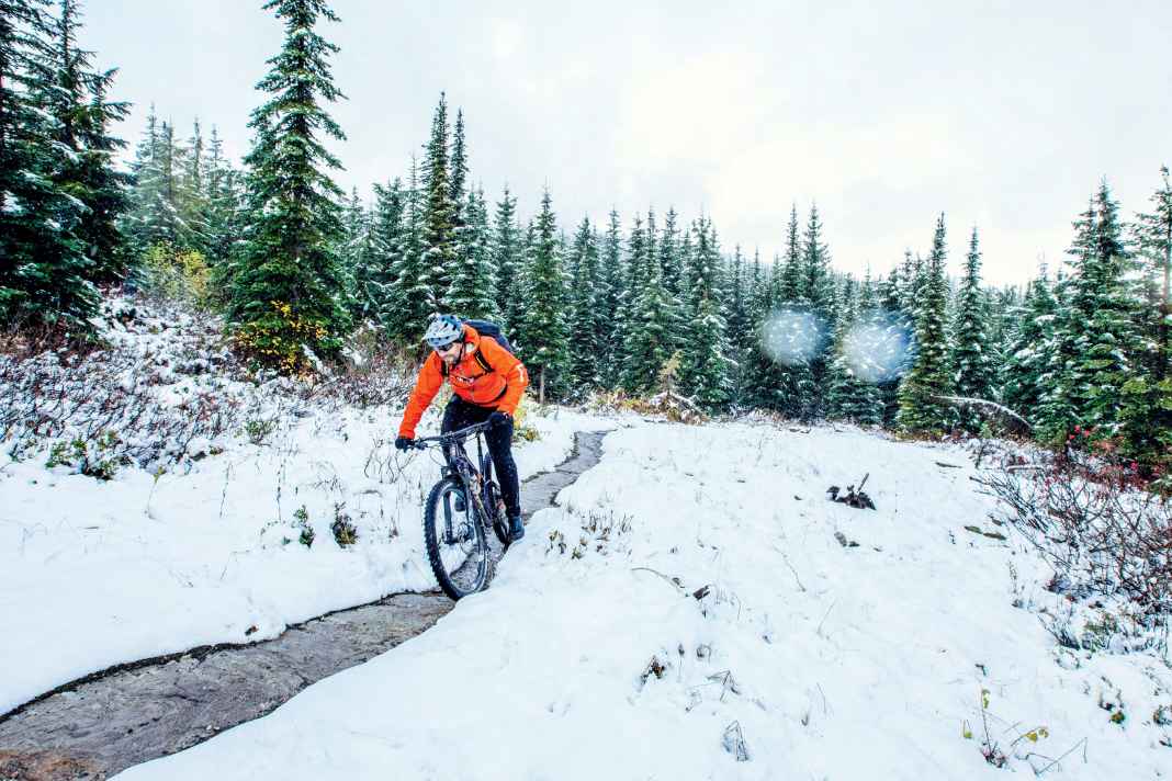Eisige Temperaturen ziehen Akku-Leistung, verhärten  Reifengummi und lassen Öl zäher fließen. Mit welchen Problemen Biker im Winter rechnen müssen, und wie man sie löst, erklären wir hier.