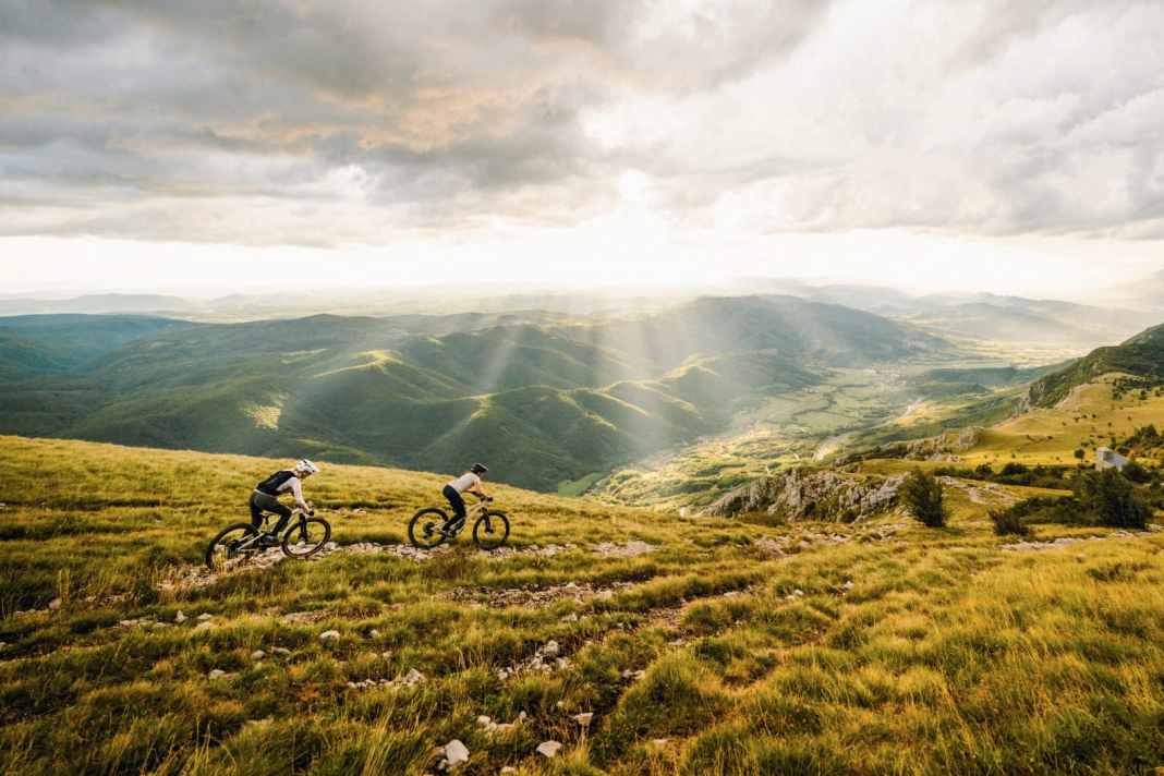 Die Abfahrt gibt sich steinig und ruppig, ist aber in Sachen Panorama kaum zu toppen: vom Nanos-Plateau ins Vipava-Tal hinunter.