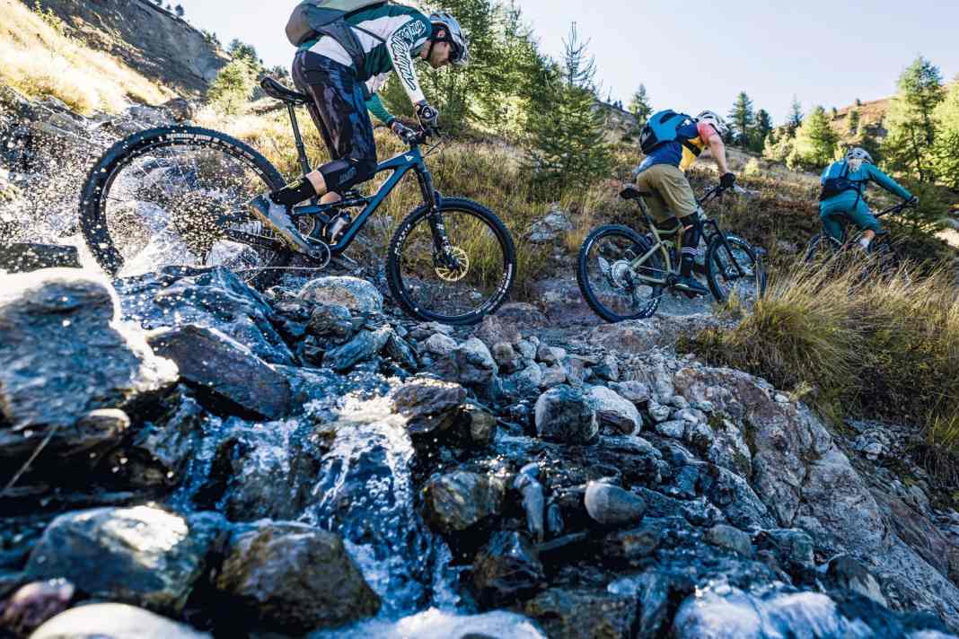 Test 2023: 6 All-Mountain-Bikes bis 3300 Euro im Vergleich