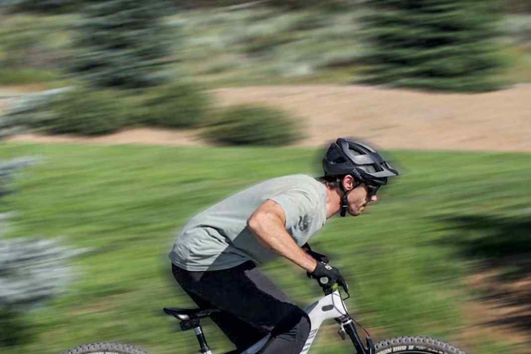 Baue Spannung auf. Beuge Dich dafür tief über das Rad.