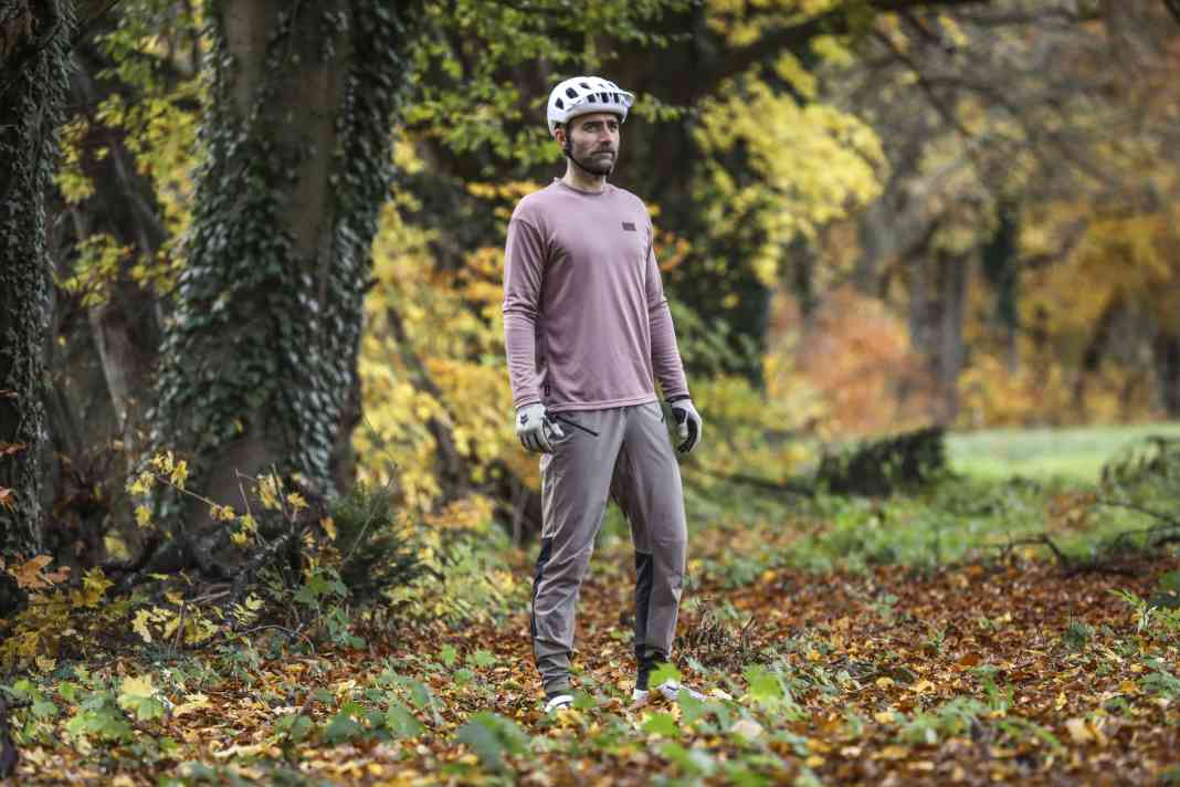 Vaude hat mit der Moab Pro eine leichte aber strapazierfähige Trail Pants für Touren, Enduro und Bikepark aus recycelten Materialien im Programm.