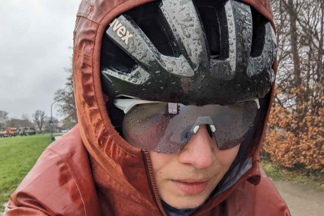 Der Regen perlt zwar nicht mehr ab, aber die Jacke ist trotzdem 100 % wasserdicht.