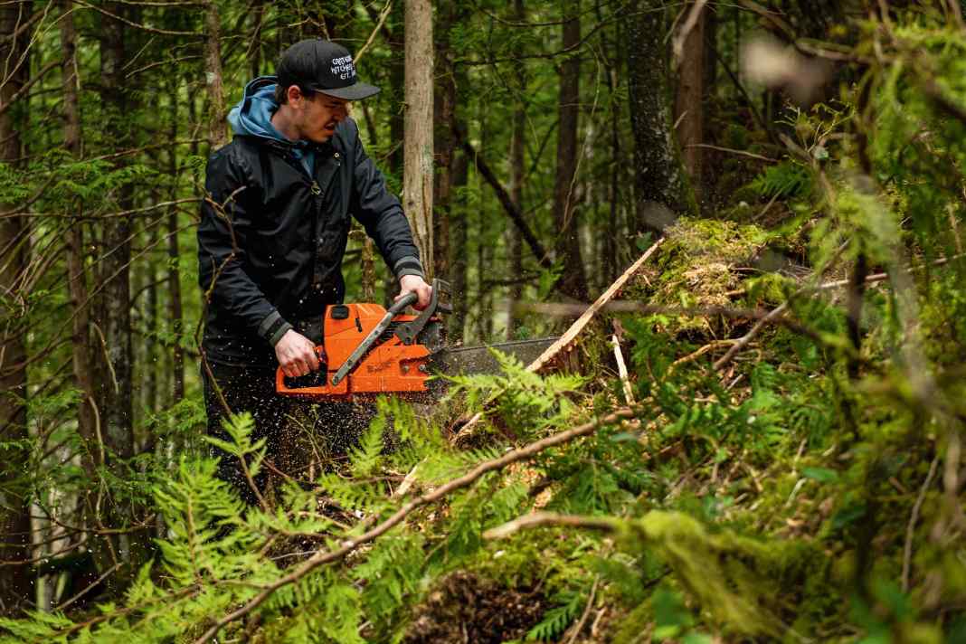 Anfahrt freisägen für die richtige Anfahrtsgeschwindigkeit. „Um das richtige Verhältnis aus Länge und Höhe hinzukriegen, hilft nur Erfahrung“, weiß Dylan.
