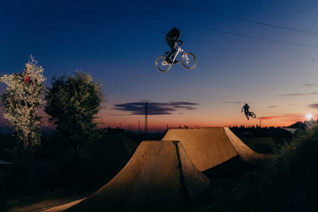 Das Dirtbike-Erfolgsmodell Rose Bruce ist gemacht für alles von Pumptrack bis große Dirt-Sprünge.