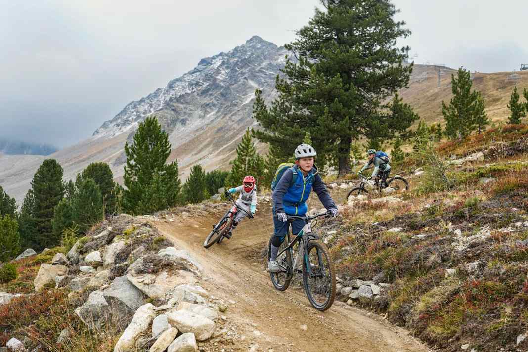 Unsere Jung-Tester fahren sich warm auf dem Zirmtrail in Nauders.