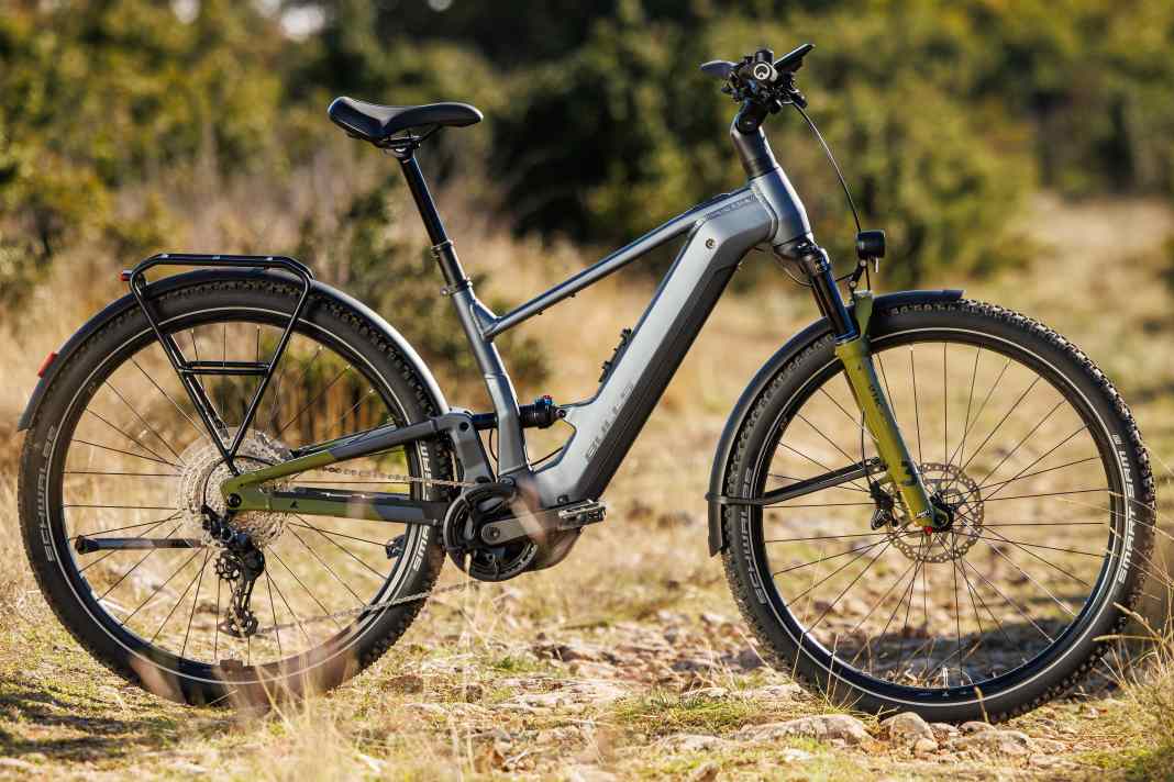 Bulls bringt mit der Iconic-Serie zwei Modelle, die Geländetauglichkeit mit Alltagsnutzen verbinden sollen. Das vollgefederte Iconic EVO FS richtet sich an komfortorientierte Fahrer