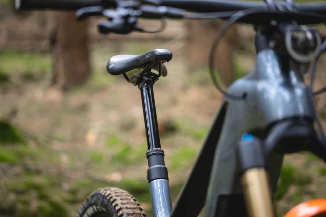 Der Hub der Teleskopstütze fällt mit 150 mm eher knapp aus. In Serie gleicht die Beschichtung dem Kashima-Gold der Federelemente.