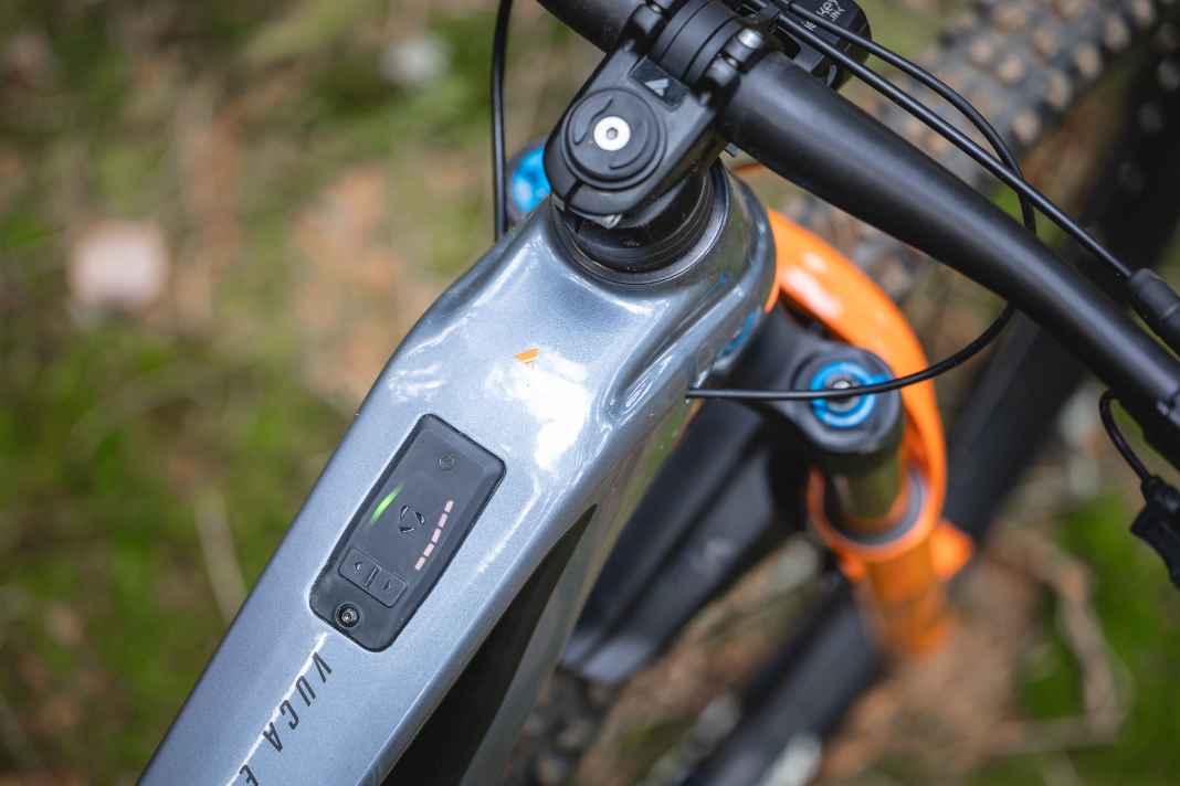 Die Master Node LED zeigt U-Stufe und Akku-Stand über farbige LEDs an. Bei Sonnenschein ist die Ablesbarkeit leider schlecht.