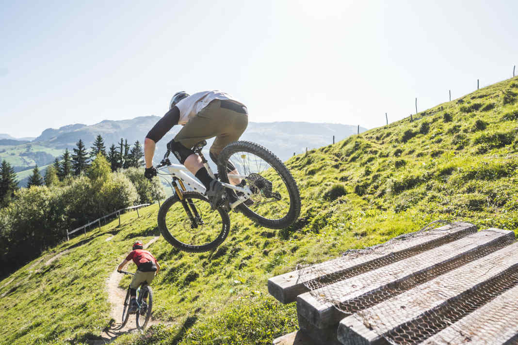 Freie Aussicht und jede Menge Holzelemente zum Spielen bieten die 8 Trails in den Kitzbüheler Alpen