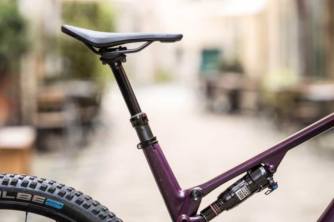 Die Vario-Stütze mit 150 Millimetern Hub verschiebt in technischen Downhills die Grenzen des Fahrbaren. Dennoch: Im Vergleich zu anderen Trailbikes gewährt einem das lange Sitzrohr trotzdem nur mäßig Beinfreiheit.