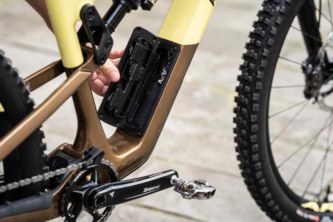 Die massive Optik des Unterrohrs schmeichelt nicht nur dem Auge, sondern schafft am neuen Instinct auch Platz für ein Staufach. Penalty-Box 2.0 – so nennt Rocky Mountain seinen Kofferraum.