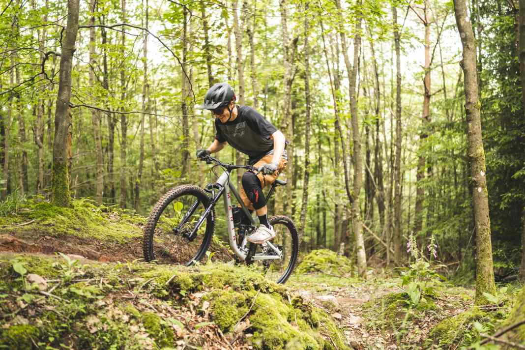 Mit 15,5 Kilo in Rahmengröße L (ohne Pedale) stellt Marin das mit Abstand leichteste Bike in diesem Vergleich. Anstiege erklimmt man auf dem Rift Zone 2 dennoch schlechter als auf dem fast zwei Kilo schwereren Merida. Das lebendige Heck und die zäh rollenden Reifen halten den Vorwärtsdrang in Grenzen.