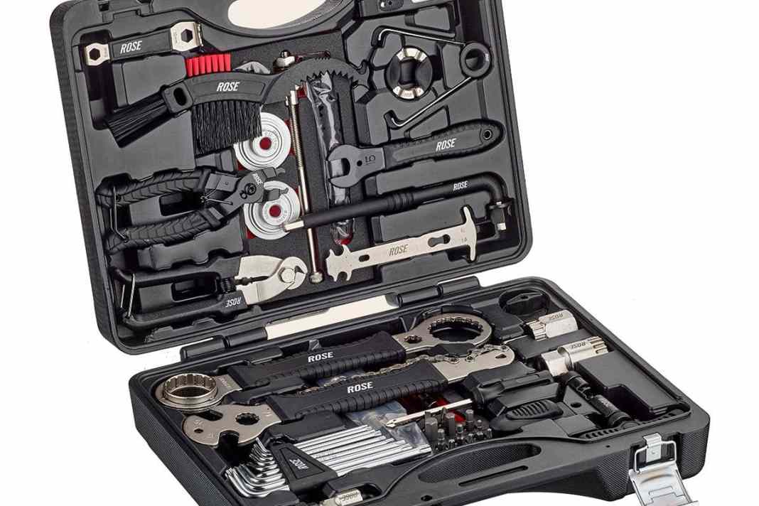 Im Rose All2gether Pro Bike Werkzeugkoffer sind auch solche Werkzeuge enthalten, die man nicht überall findet: Demontagewerkzeug für Shimano Pressfit BB86/92 sowie BB30 Lagerschalen, ein Montagewerkzeug mit Gewindestange und Presskloben für Shimano/Sram Pressfit sowie einen 1/4’’-Drehmomentschlüssel für 2-24 Nm.