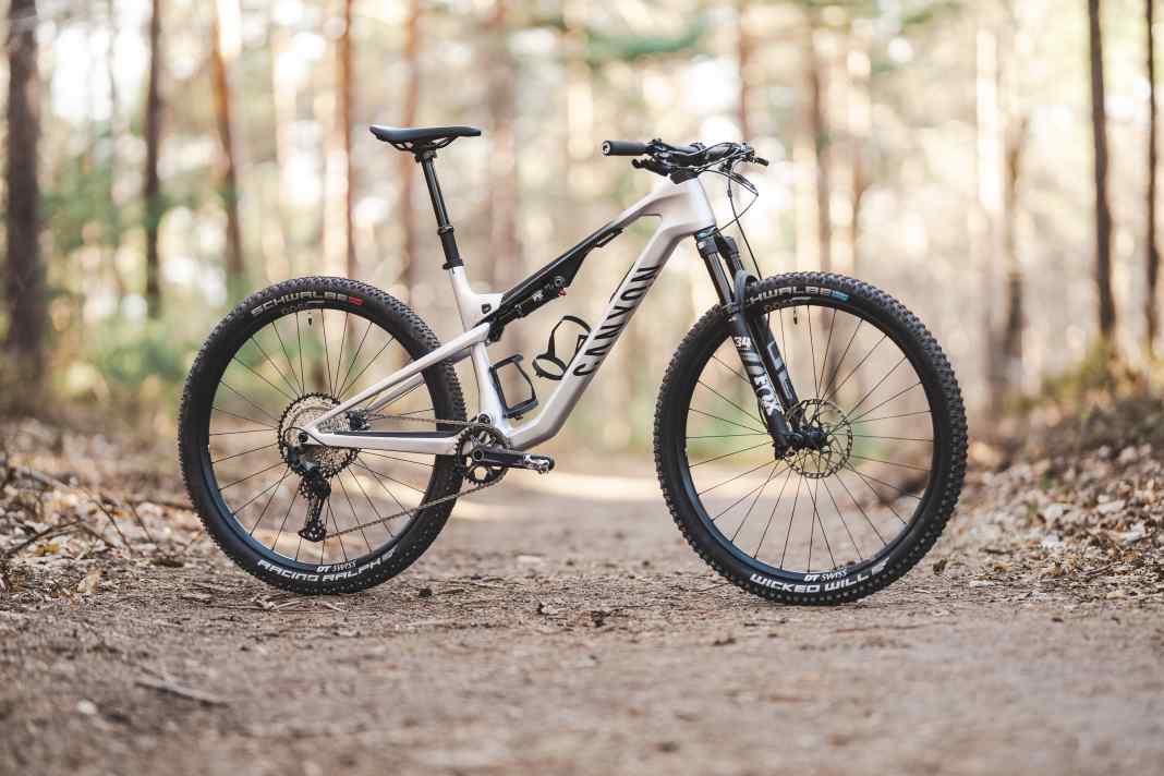 Auf dem Papier hat das Canyon Lux Trail das Zeug zum Tausendsassa. Wie wird sich das günstige Carbon-Fully auf Trail-Tour schlagen?
