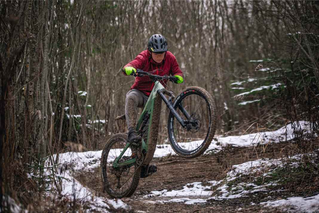 Schneematsch und Schmuddelwetter? E-MTBs können im Winter ein echter Motivations-Boost sein, um auch bei widrigen Bedingungen eine schnelle Runde aufs Bike zu springen. Wir klären auf, wie das der E-Bike-Akku unbeschadet übersteht.