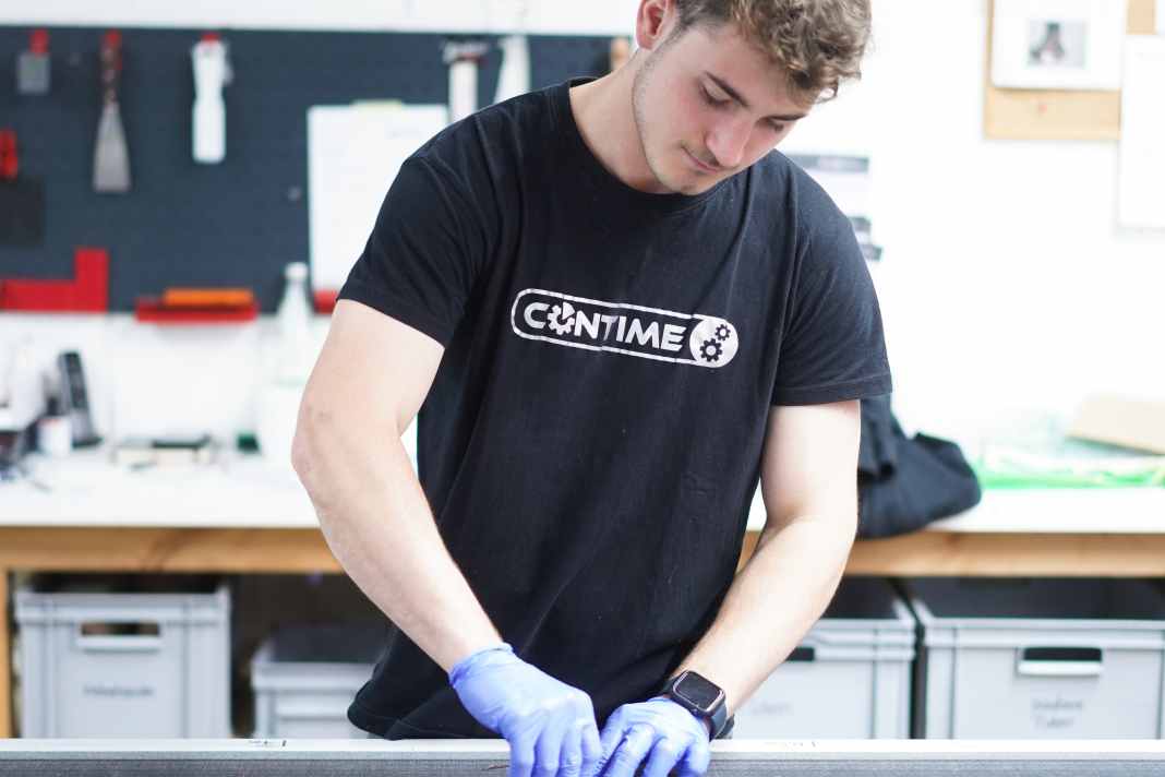 Bevor ein Rahmen entstehen kann, müssen die Carbon-Matten zunächst per Cutter ausgeschnitten werden.