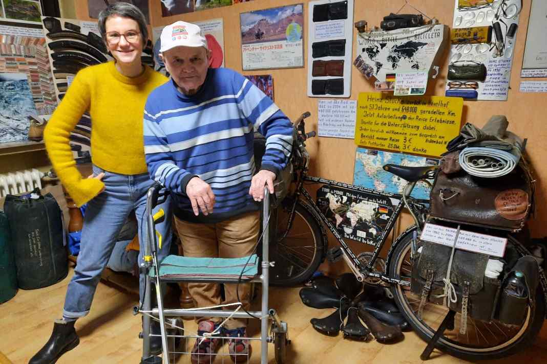 Carina Wolfram und Heinz Stücke zusammen in seinem Bungalow im ostwestfälischen Hövelhof.