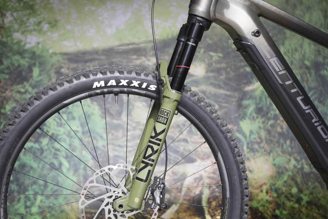 Die starke Rockshox Lyrik Ultimate drückt dem Centurion im Gelände ihren Stempel auf. Sensibel, wenn es drauf ankommt, definiert und kontrolliert, wenn man es braucht.
