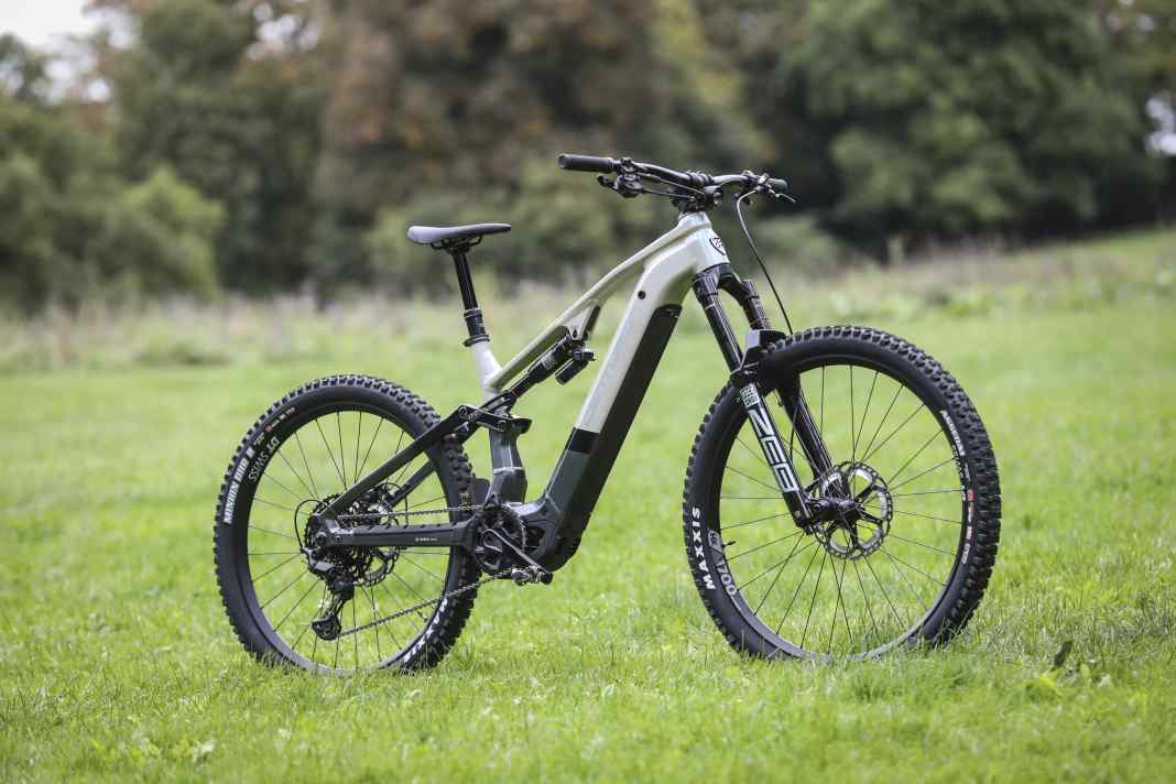 7199 Euro kostet das R3000. Darunter schließen sich R2000 für 6199 Euro und R1000 für 5399 Euro an.