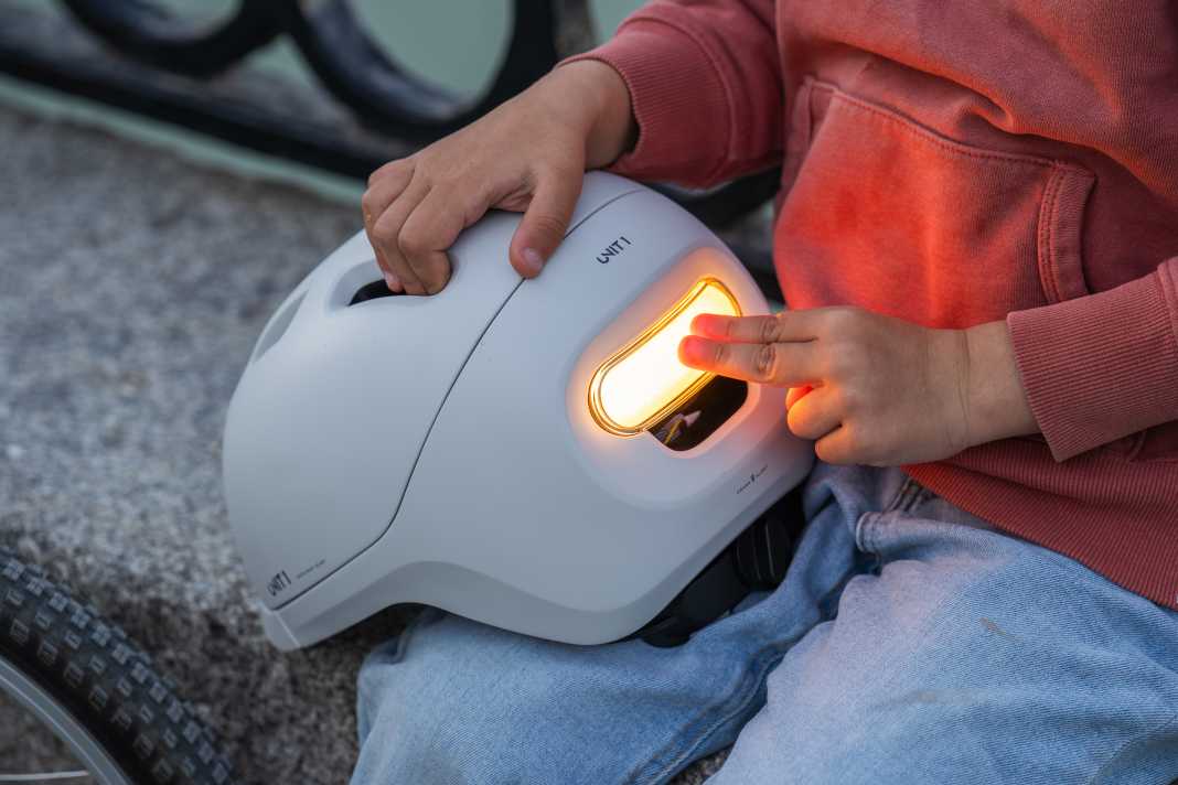 Der neue Unit 1 Sparky Kinderhelm kann leuchten - und zwar so, wie die Kids das wollen.